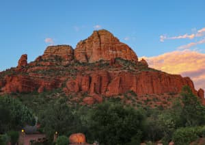 Скалы под ясным небом